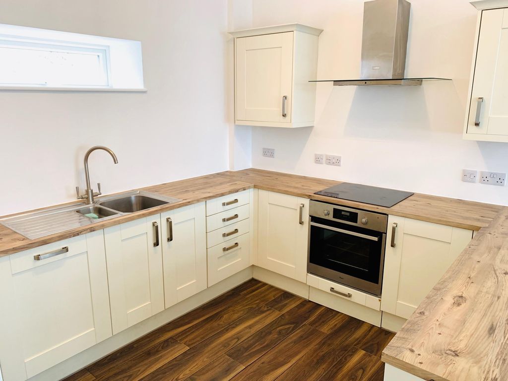 Property photo 3 of 19 Kitchen