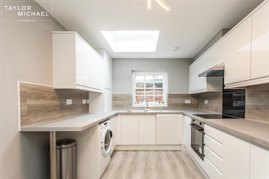 Property photo 2 of 29 Kitchen