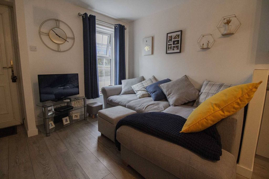 Property photo 2 of 8