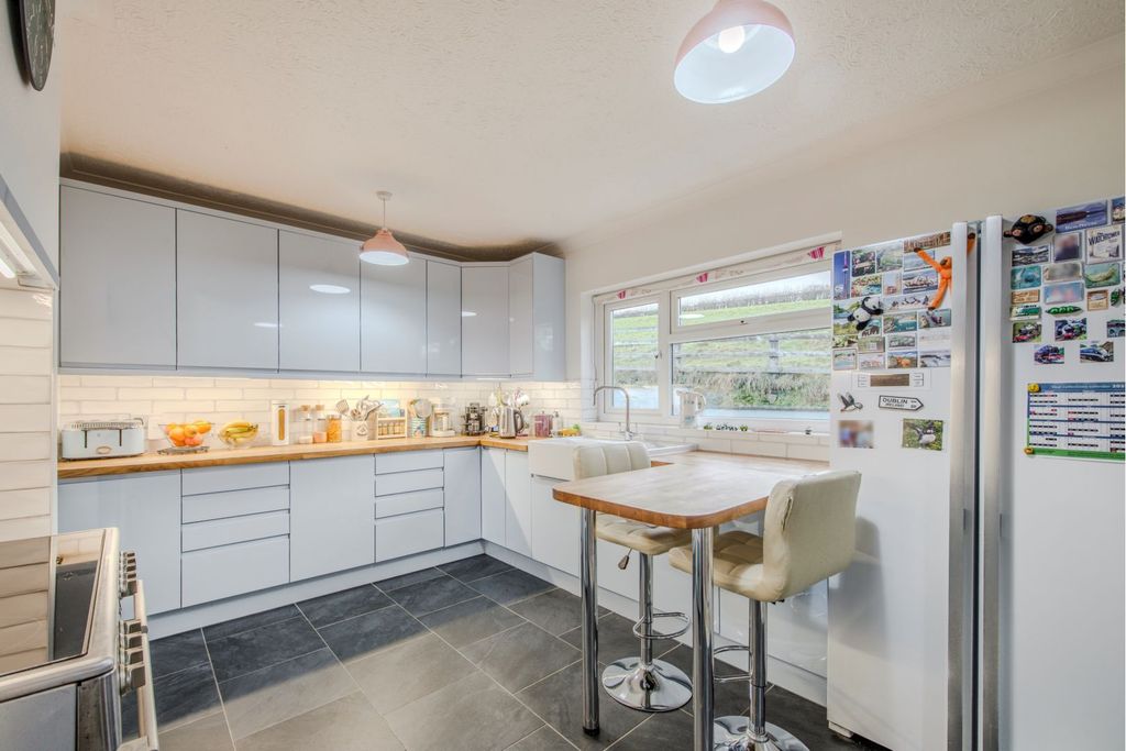 Property photo 3 of 20 Kitchen