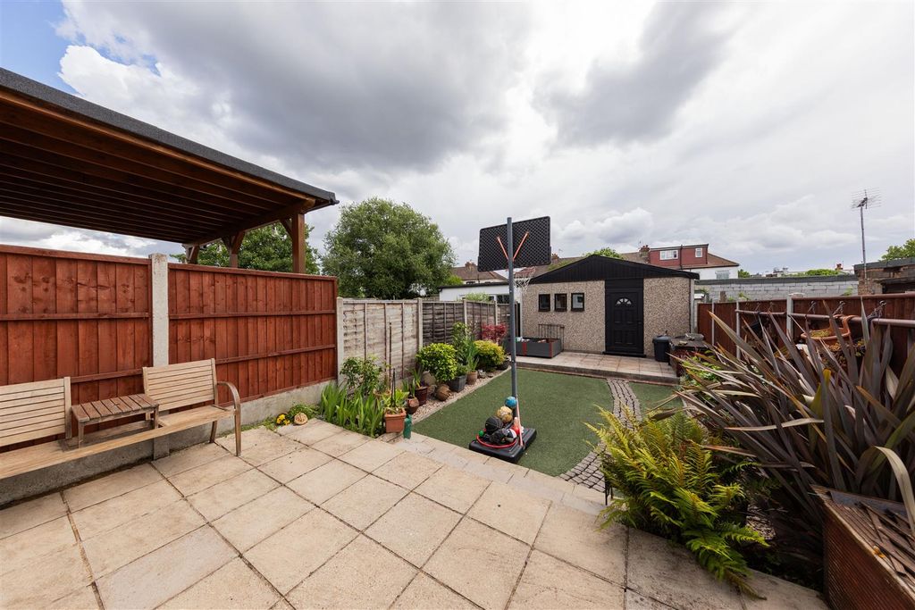 Property photo 3 of 26 Royston Avenue, E4