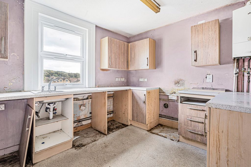 Property photo 3 of 19 Kitchen