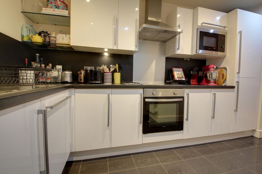 Property photo 3 of 10 Semi-Open Plan Kitchen
