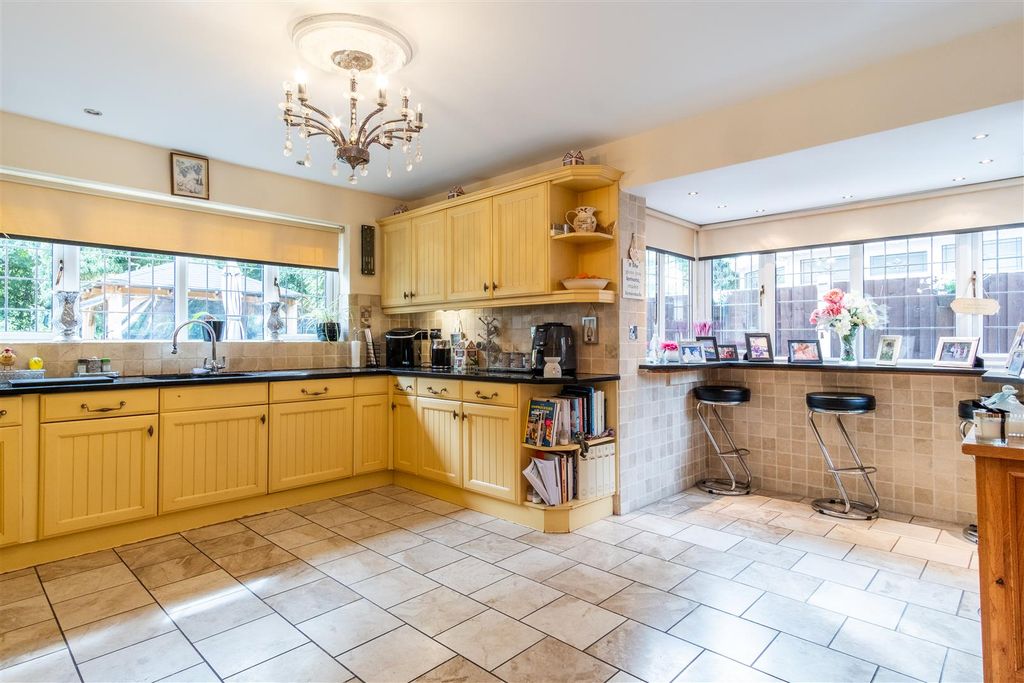 Property photo 3 of 38 Kitchen/Breakfast Room