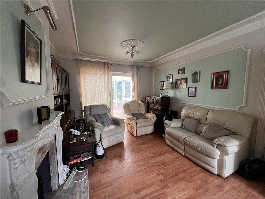 Property photo 3 of 12 Lounge