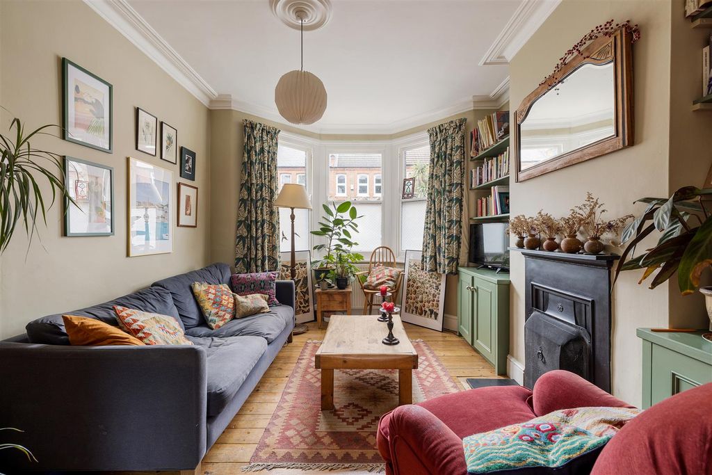 Property photo 3 of 31 Lloyd Road, E17