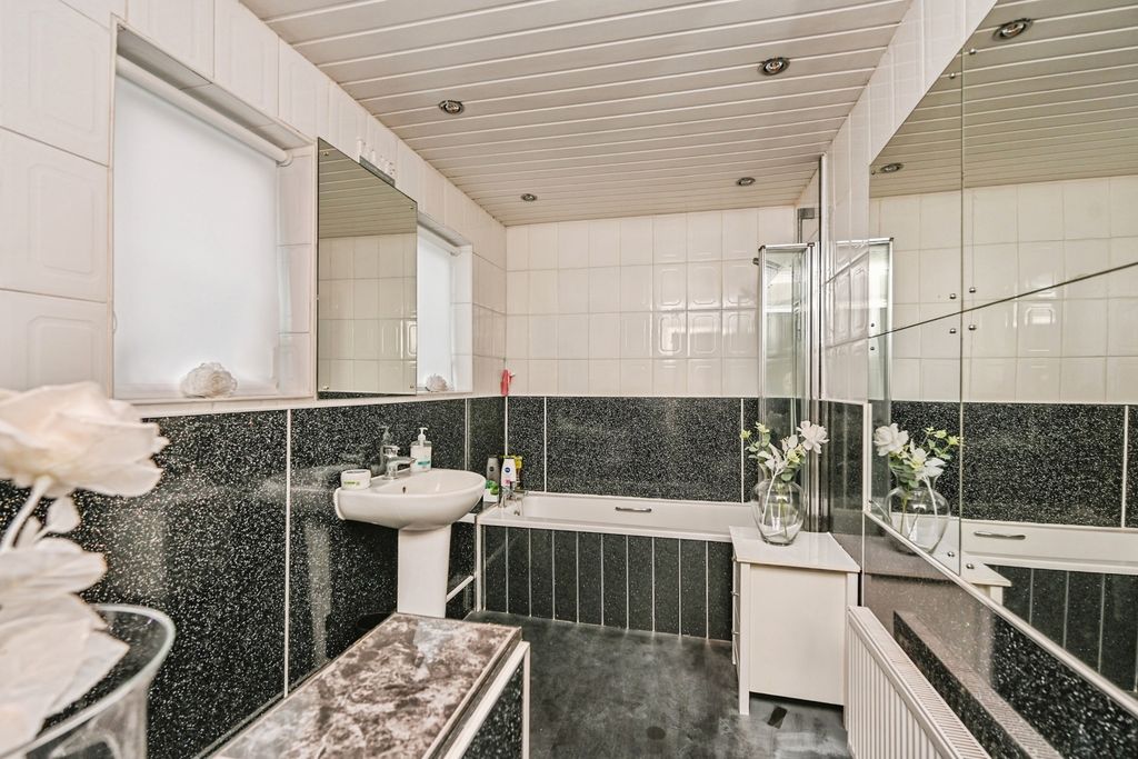 Property photo 3 of 8 Bathroom W/C