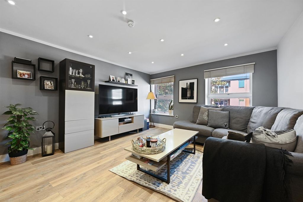 Property photo 3 of 9 Lounge.Jpg