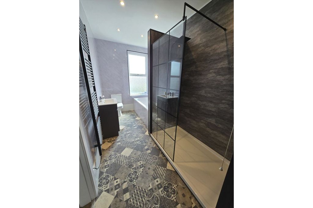 Property photo 1 of 9 Bathroom