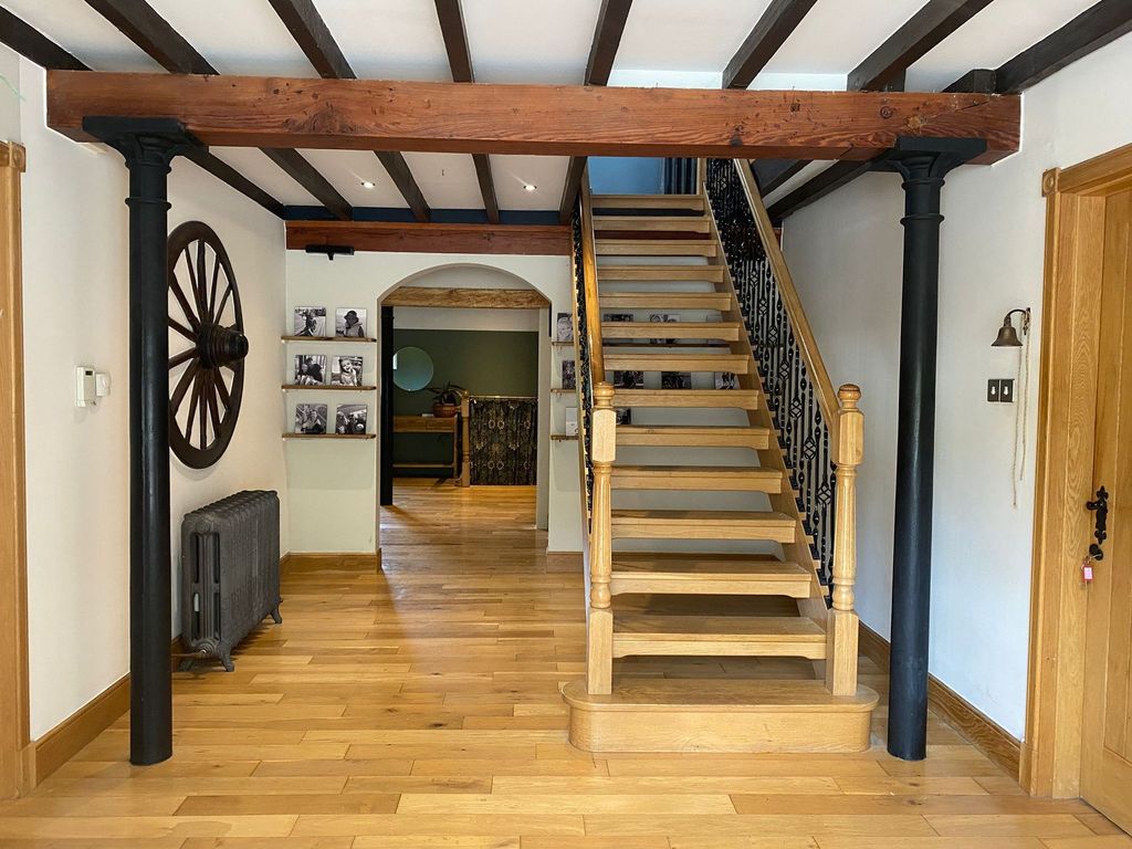 Property photo 2 of 39 Entrance Hall