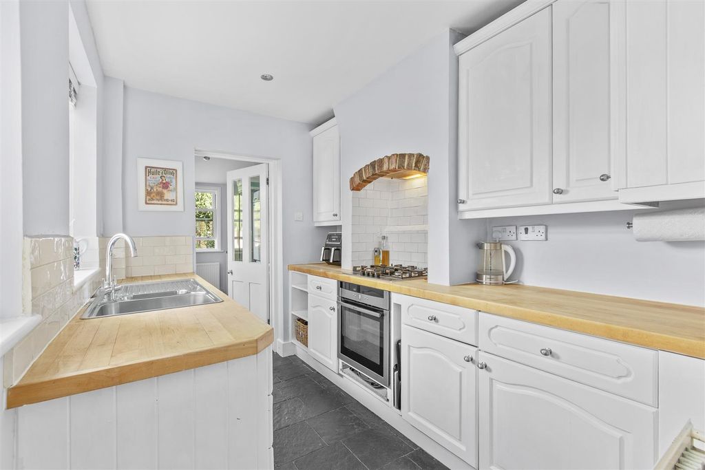 Property photo 3 of 16 27 Pinions Road, Hp13 7As-8.Jpg