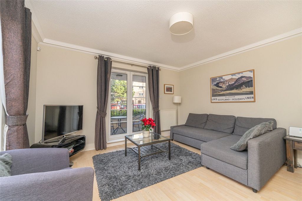 Property photo 3 of 27 Lounge