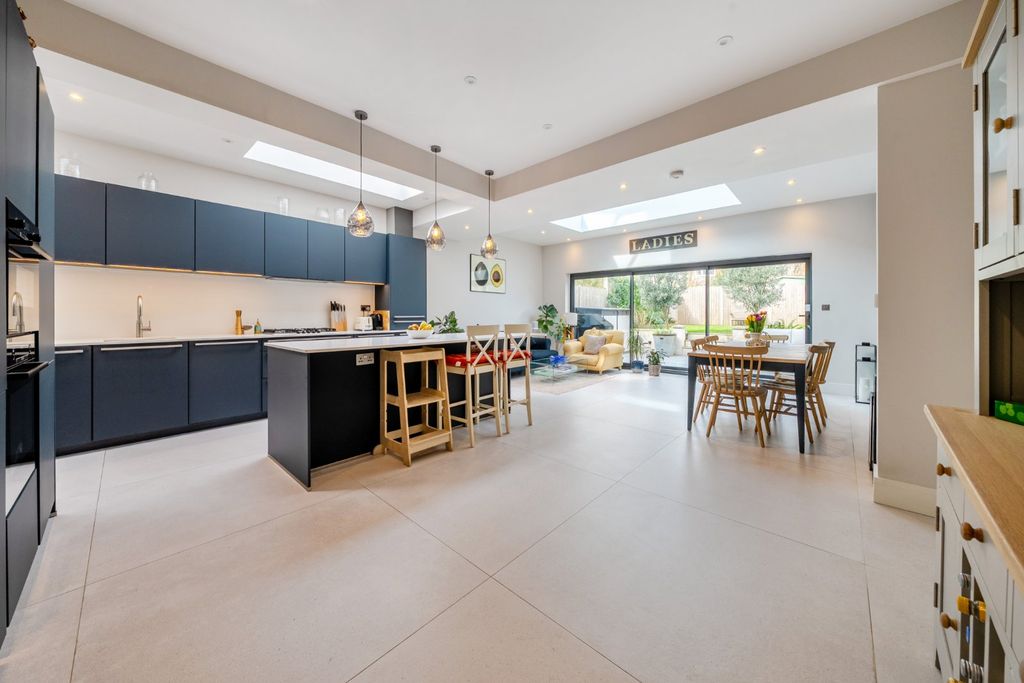 Property photo 2 of 17 Picture No. 37