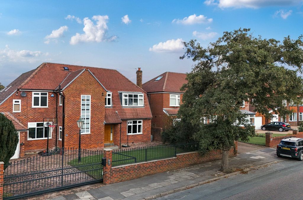 Property photo 1 of 53 Picture No. 09