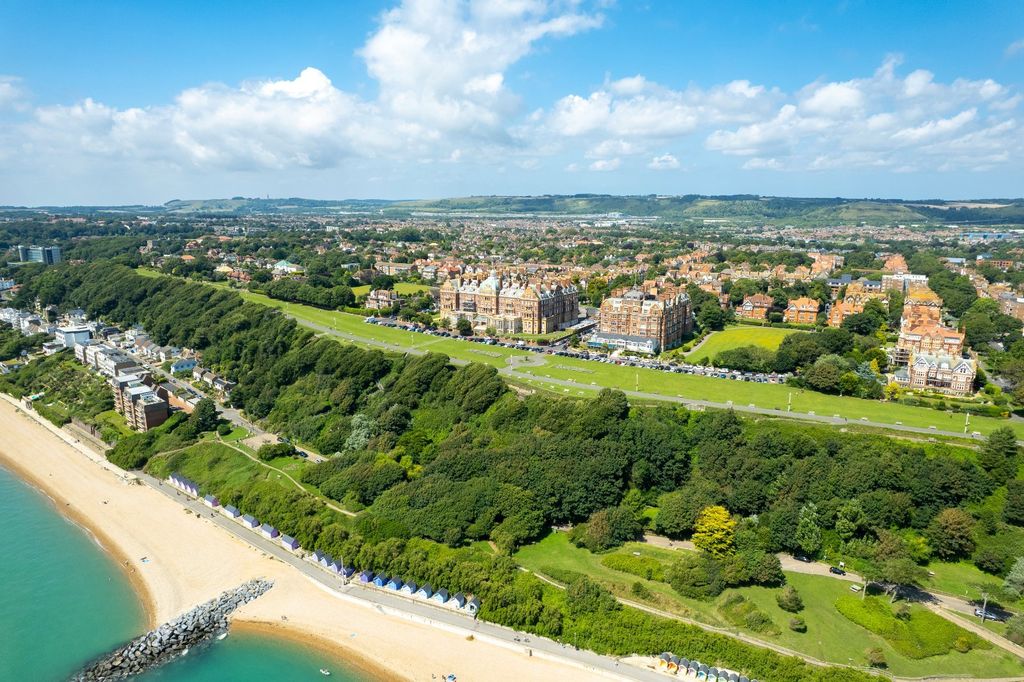 Property photo 1 of 21 The Leas