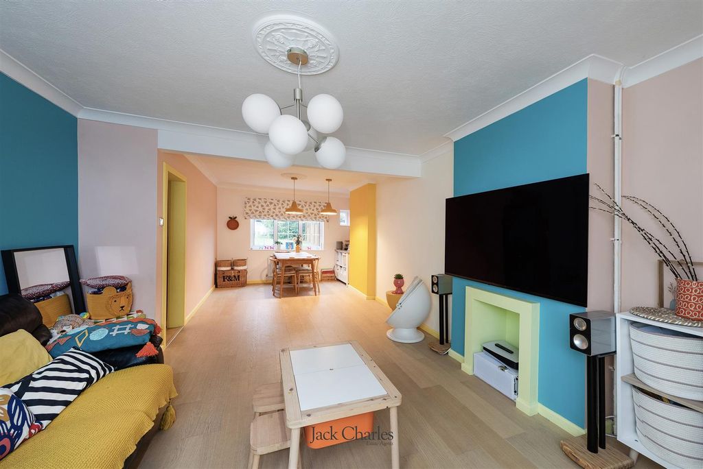 Property photo 3 of 16 Hillingdon Avenue, Tn13 3Qt 002.Jpg