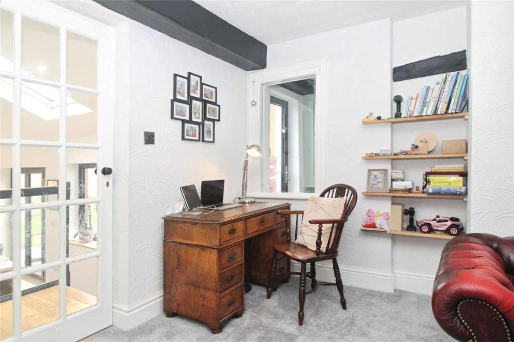 Property photo 3 of 20 Lounge