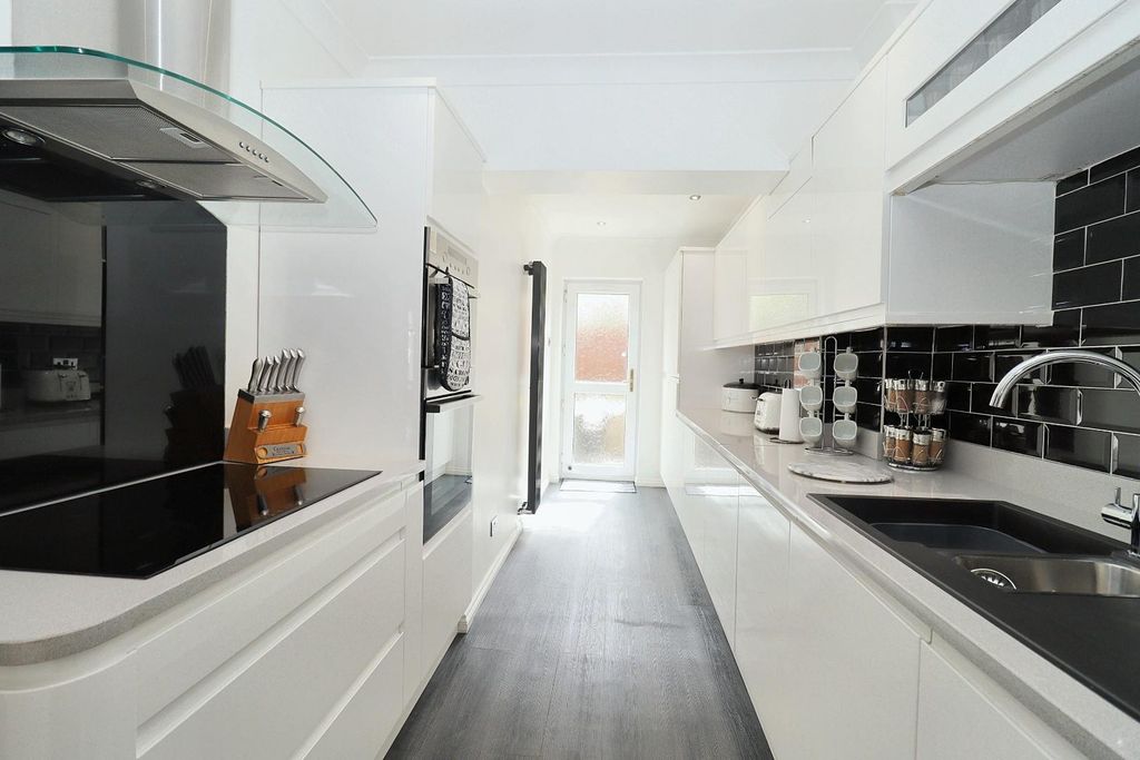Property photo 3 of 20 Kitchen