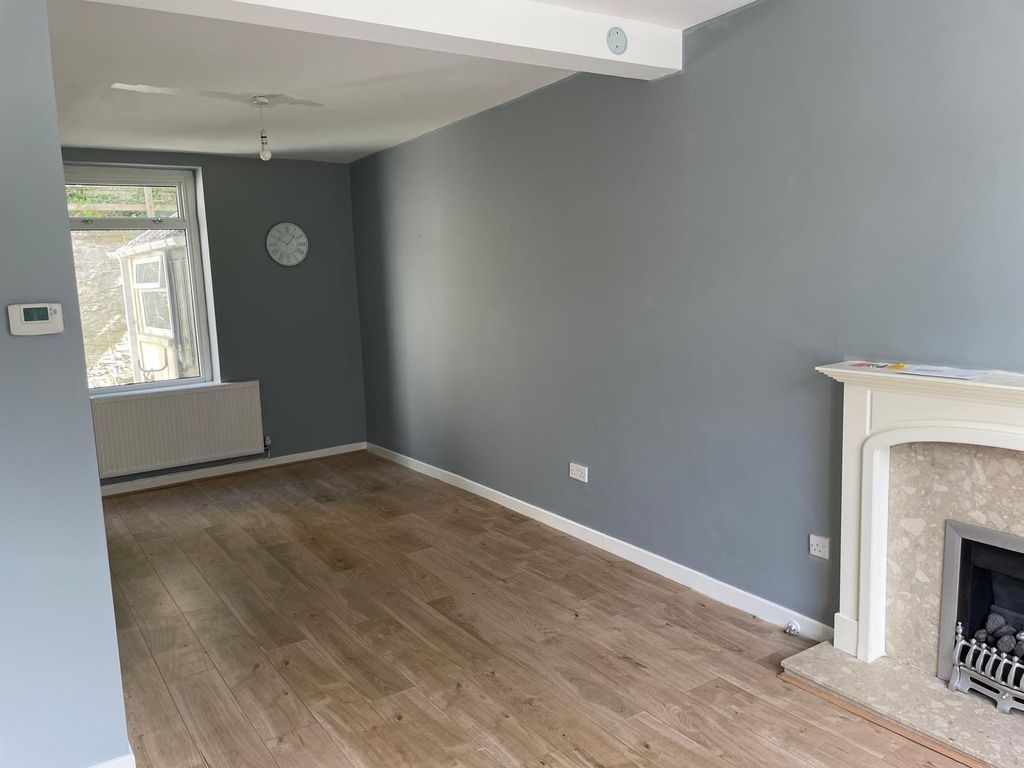 Property photo 3 of 7 Living Room