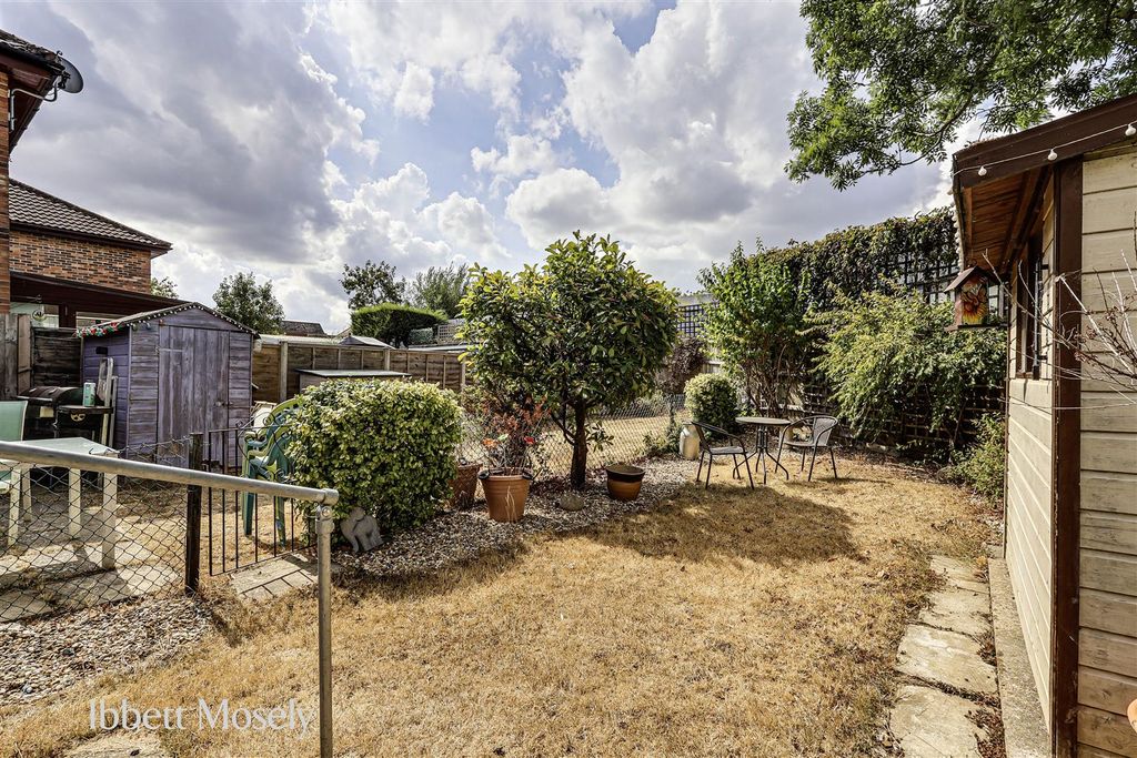 Property photo 2 of 11 16 Garden.Jpg