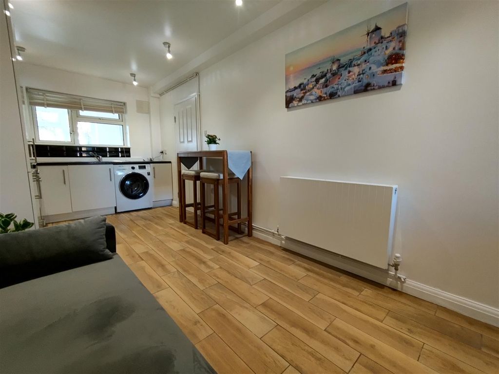 Property photo 3 of 21 Image