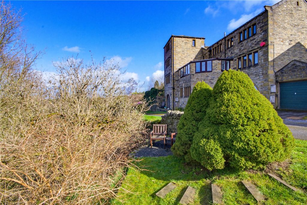 Property photo 2 of 25 Front Garden