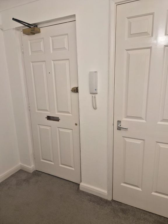 Property photo 2 of 11 Hallway