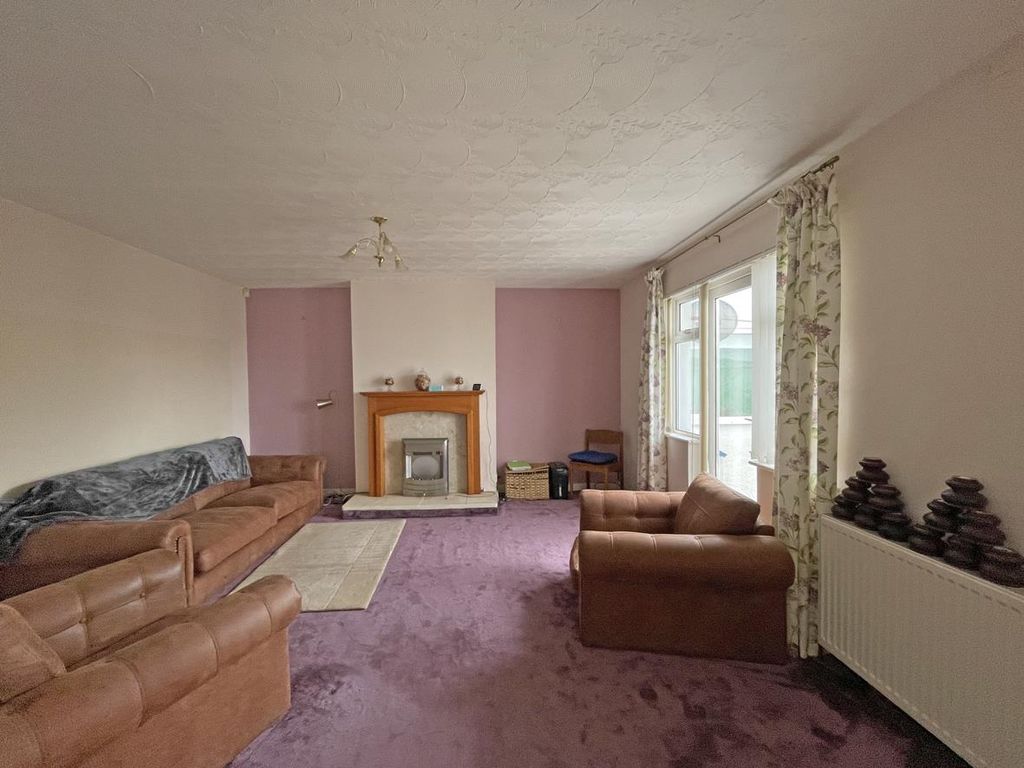 Property photo 2 of 15 Shirburn Road 38 - Living Room Front.Jpg