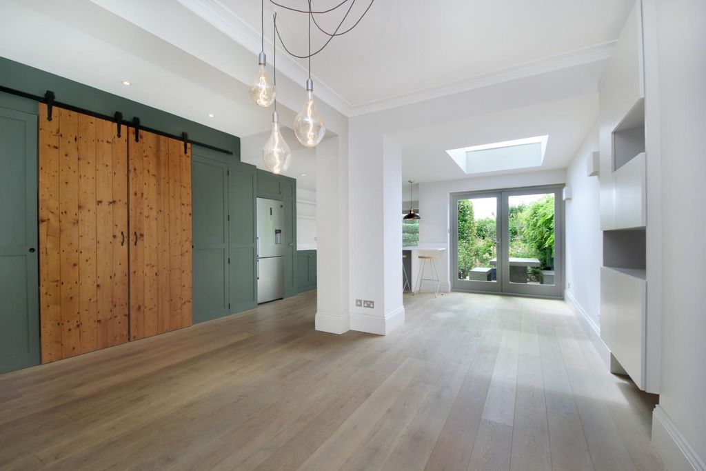 Property photo 2 of 21 Gv- 44 Haslemere Avenue (7).Jpg