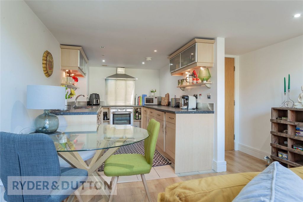 Property photo 3 of 16 Kitchen Dining Area