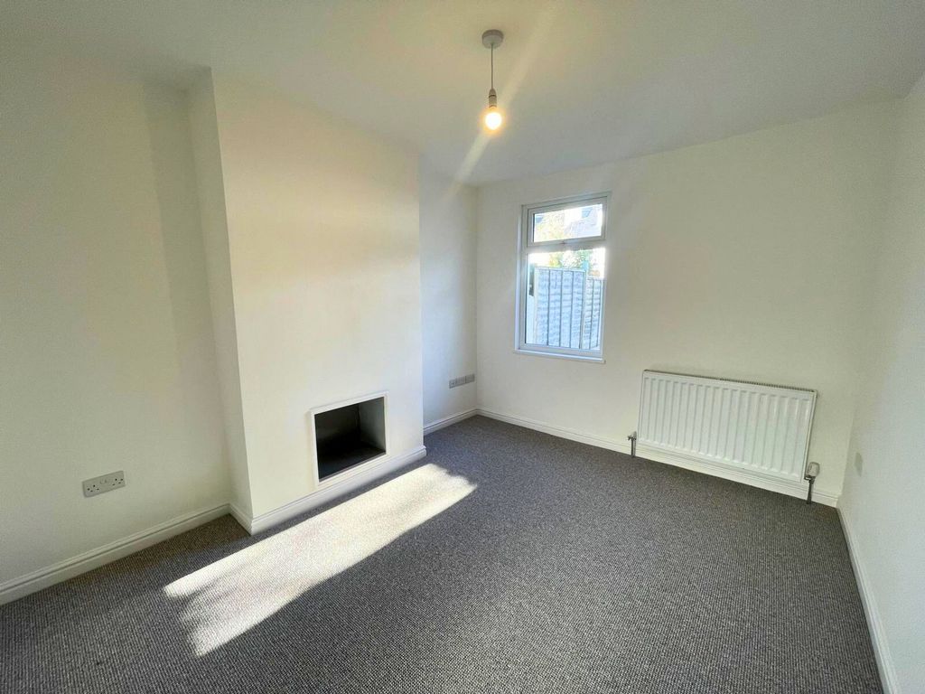 Property photo 3 of 19 Lounge