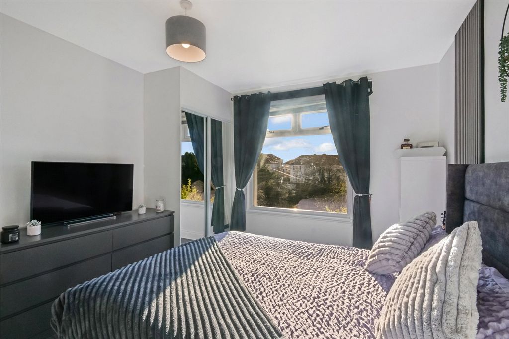 Property photo 3 of 16 8