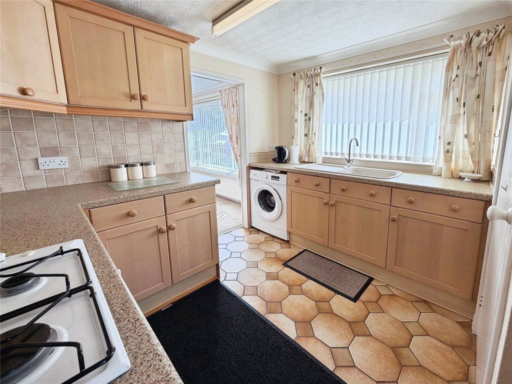 Property photo 3 of 11 Kitchen
