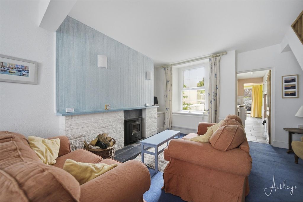 Property photo 3 of 13 Lounge