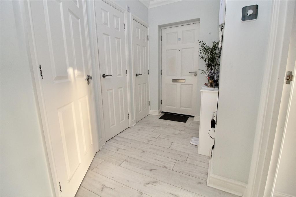 Property photo 3 of 18 Entrance Hallway