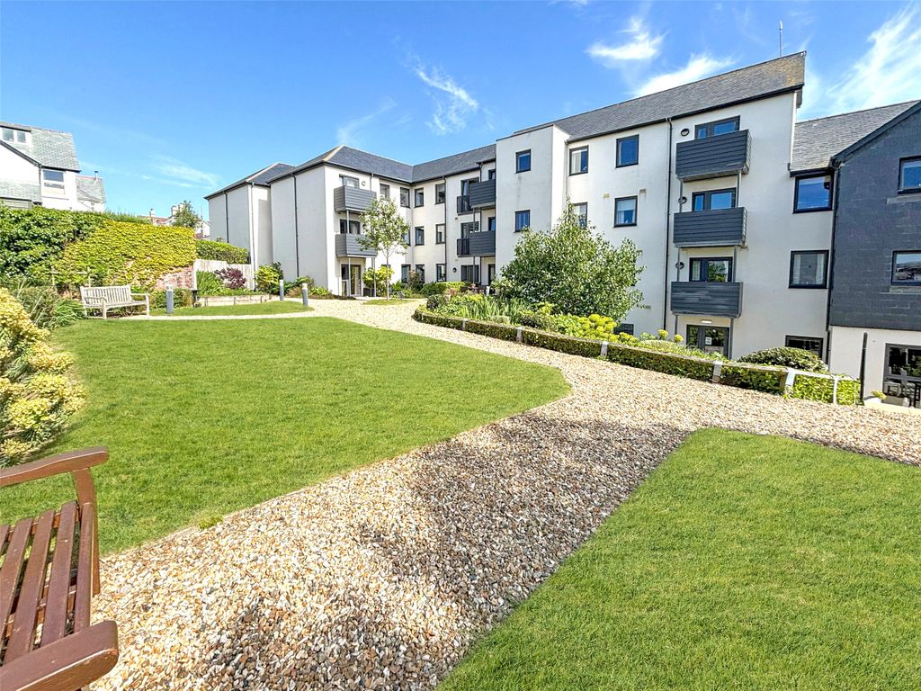 Property photo 1 of 8 Communal Gardens