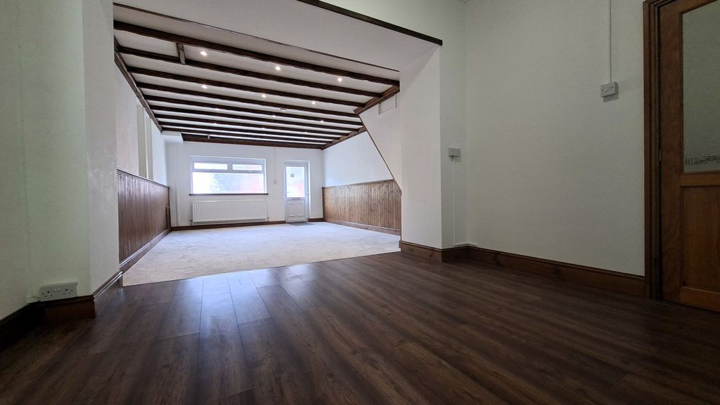 Property photo 3 of 27 Lounge/Dining