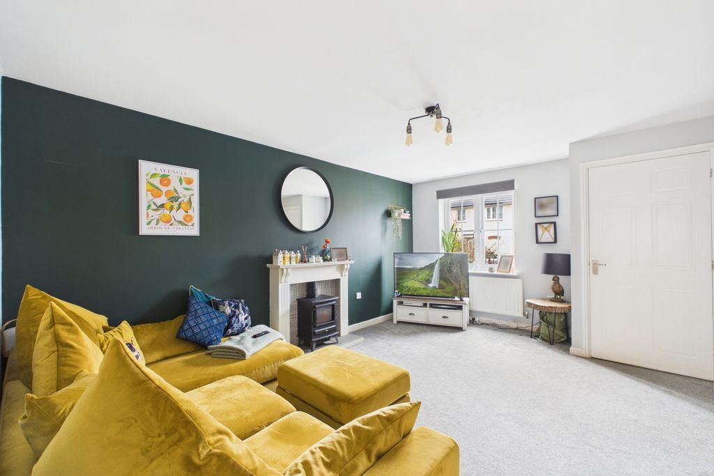 Property photo 3 of 11 Living Room