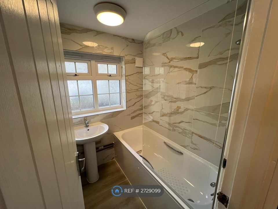 Property photo 3 of 19 Bathroom