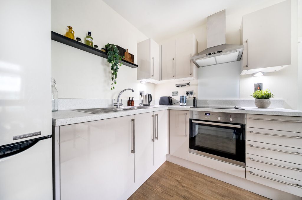 Property photo 3 of 9 1392997-15-696626...