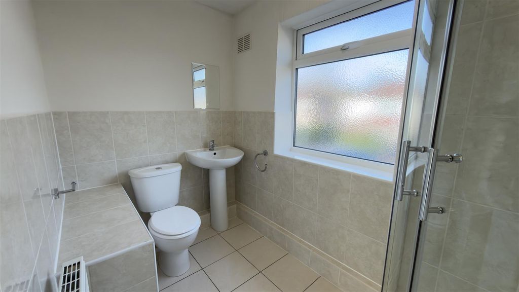 Property photo 1 of 16 Bathroom 01.Jpg