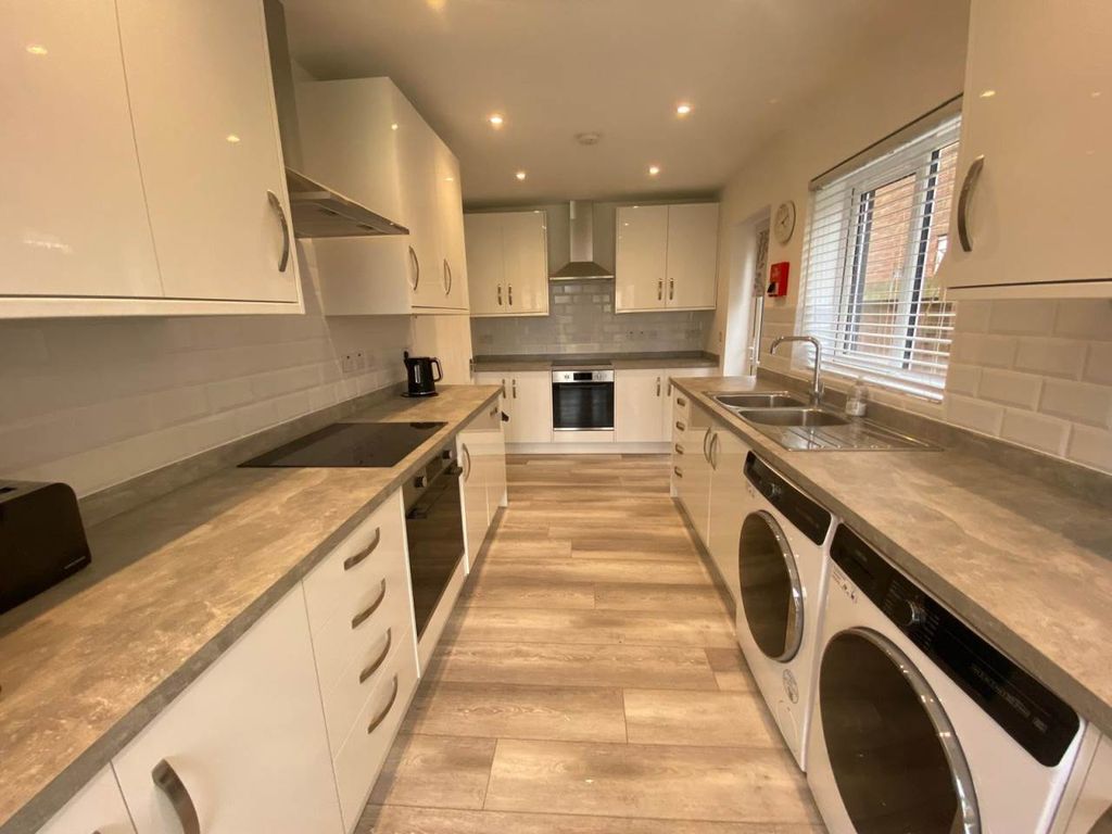 Property photo 3 of 7 Kitchen