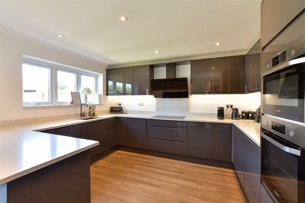 Property photo 3 of 17 Kitchen/Breakfast Room