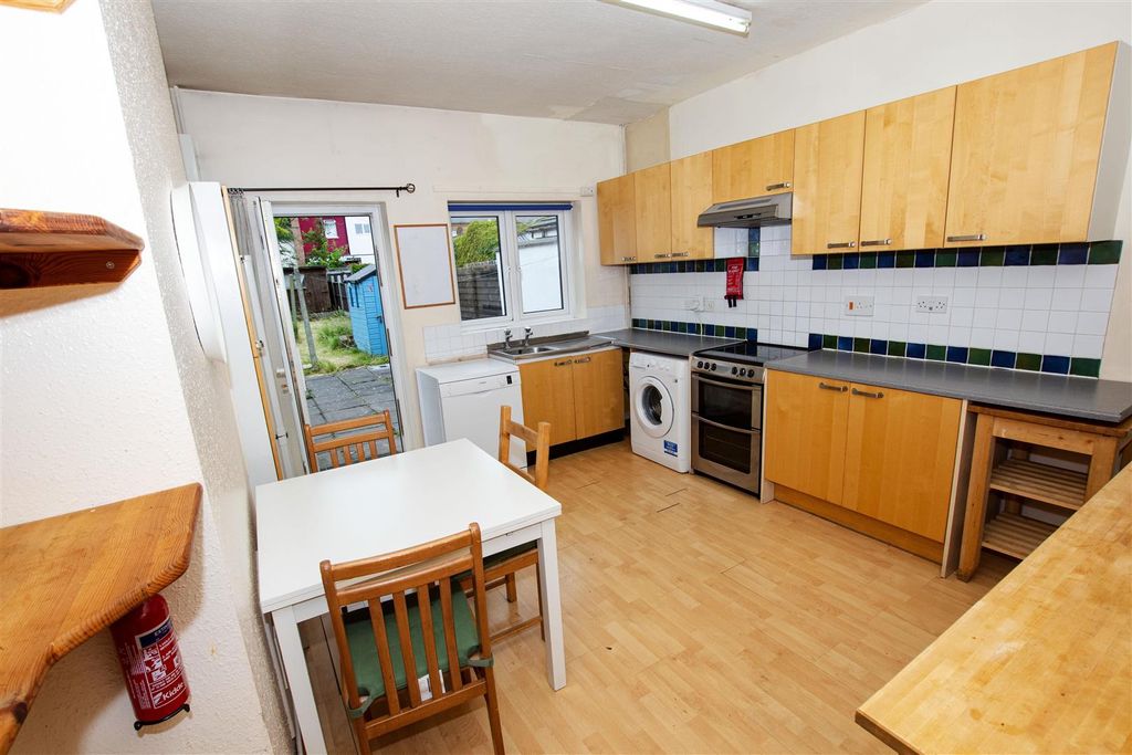 Property photo 2 of 10 Approach