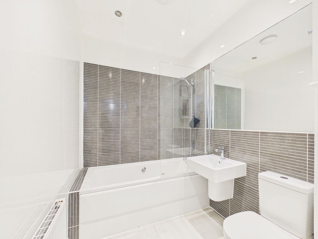 Property photo 3 of 9 Bathroom