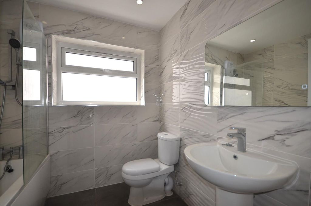 Property photo 1 of 9 Bathroom .Jpg