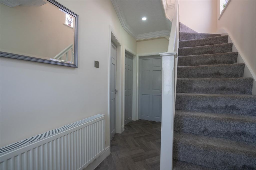 Property photo 3 of 21 Entrance Hallway