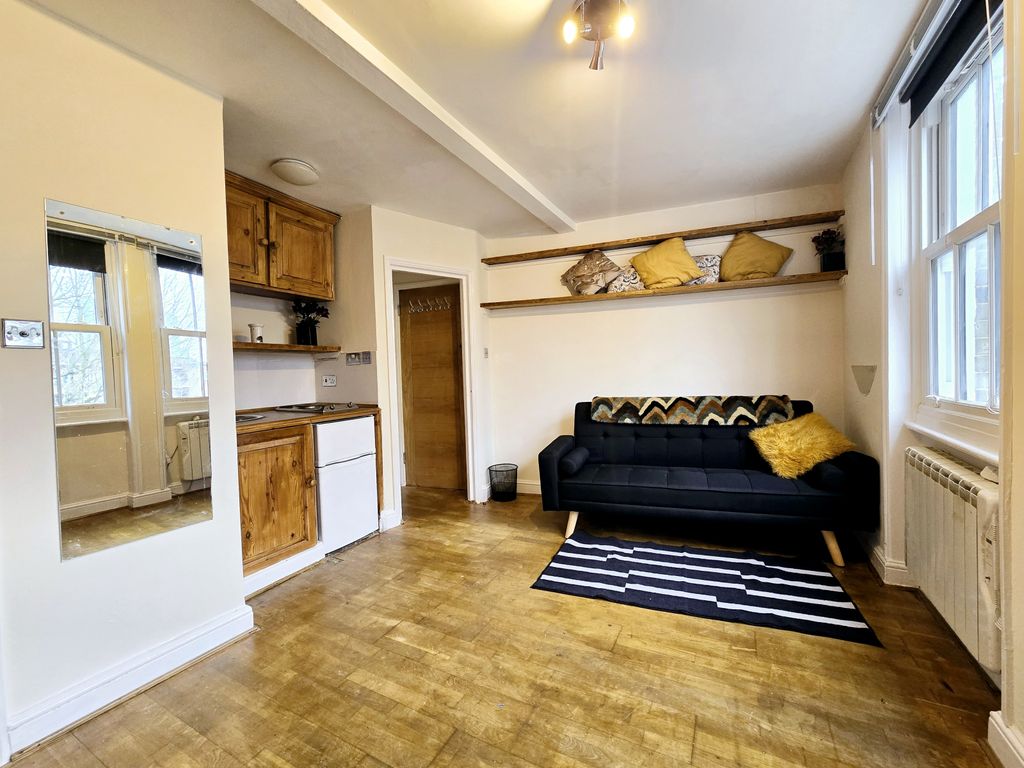 Property photo 1 of 5 Nelsons Are Proud To Present This Lovely One Double Bedroom Flat Located Within Minutes Of Southwark Station.