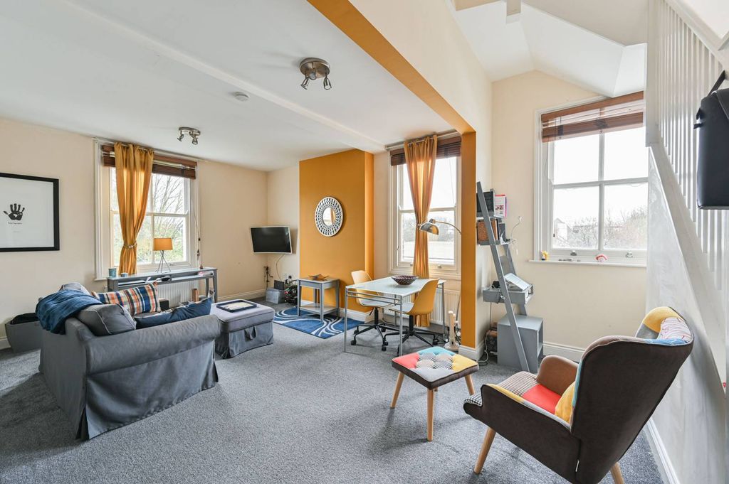 Property photo 2 of 8