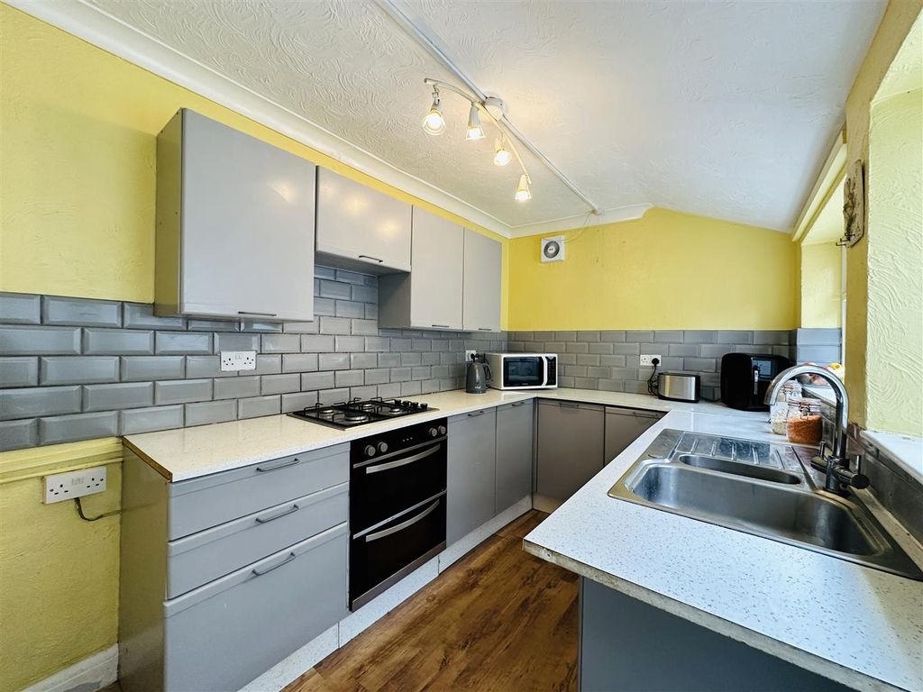 Property photo 3 of 14 Kitchen